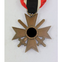 Kriegsverdienstkreuz 2. Klasse mit Schwertern, ohne Hersteller (Buntmetall)