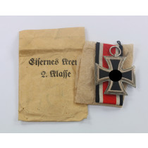  Eisernes Kreuz 2. Klasse 1939, Hst. 24, in kleiner (!), weißer (!) Verleihungstüte Arbeitsgemeinschaft der Hanauer Plakettenhersteller