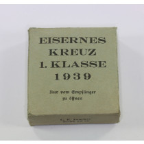  Umkarton Eisernes Kreuz 1. Klasse 1939, C. E. Juncker Berlin SW 68 grün (!)