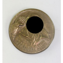 Abzeichen, 1933 W.H.W. 1934 Der Führer Dankt