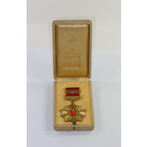 DDR, Vaterländische Verdienstorden (VVO) in Gold (900), im Etui mit Feldspange