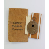 Deutsches Schutzwall-Ehrenzeichen, in Verleihungstüte E. Schmidthäusler Pforzheim