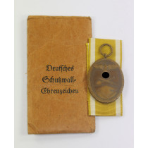 Deutsches Schutzwall Ehrenzeichen, in Verleihungstüte August Menze & Sohn Wien VI