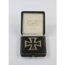 Eisernes Kreuz 1. Klasse 1914, in der Form von 1939, Hst. L/57, an Schraubscheine, im LDO Etui