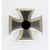 Eisernes Kreuz 1. Klasse 1939, Hst. 107 (Carl Wild, Hamburg)
