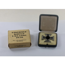 Eisernes Kreuz 1. Klasse 1939, Hst. 65, im Etui, mit Umkarton Klein & Quenzer A.-G. Oberstein