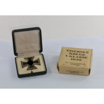 Eisernes Kreuz 1. Klasse 1939, Hst. 65, im grünen (!) Etui, mit Umkarton