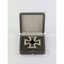 Eisernes Kreuz 1. Klasse 1939, Hst. L/11, im Etui mit schwarzen Inlet