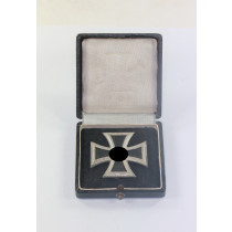  Eisernes Kreuz 1. Klasse 1939, Hst. L/11 (Kasten), im Etui mit schwarzen Inlet