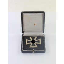  Eisernes Kreuz 1. Klasse 1939, Hst. L/11 (Kasten), im Etui mit schwarzen Inlet