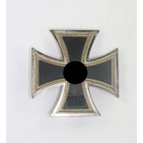 Eisernes Kreuz 1. Klasse 1939, Hst. L/11, Variante (!), Hersteller auf Nadel