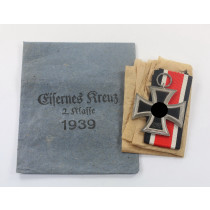  Eisernes Kreuz 2. Klasse 1939, Hst. 15, in Verleihungstüte Friedrich Orth Wien