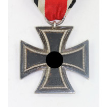Eisernes Kreuz 2. Klasse 1939, Hst. 24 (Arbeitsgemeinschaft der Hanauer Plakettenhersteller, Hanau), überbreit