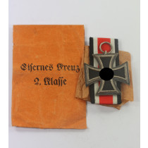 Eisernes Kreuz 2. Klasse 1939, Hst. 24, in kleiner (!), oranger (!) Verleihungstüte Arbeitsgemeinschaft der Hanauer Plakettenhersteller