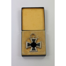 Eisernes Kreuz 2. Klasse 1939, Hst. L/11, im LDO Etui 1. Form L/11 (Biene)