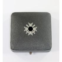 Etui Kriegsverdienstkreuz 1. Klasse mit Schwerter, mit Abbildung der Auszeichnung mit Hakenkreuz auf den Deckel