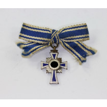 Miniatur Mutterkreuz in Silber an Schleife, Hst. L/57