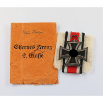 Eisernes Kreuz 2. Klasse 1939, Hst. 24, in kleiner (!), oranger (!) Verleihungstüte 