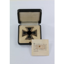 Eisernes Kreuz 1. Klasse 1939, Hst. 65, im Etui mit LDO Garantie Zettel