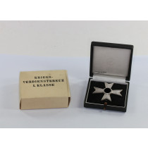 Kriegsverdienstkreuz 1. Klasse, Hst. 1, im Etui mit Umkarton