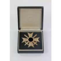 Kriegsverdienstkreuz 1. Klasse mit Schwertern, Hst. 1 (Deschler & Sohn, München), im Etui