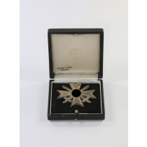 Kriegsverdienstkreuz 1. Klasse mit Schwertern, Hst. 1, im Etui, mit Trägergravur (!)
