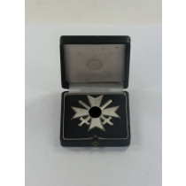 Kriegsverdienstkreuz 1. Klasse mit Schwertern, Hst. 4 (Buntmetall), im Etui
