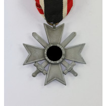  Kriegsverdienstkreuz 2. Klasse mit Schwertern, Hst. 107 (Carl Wild, Hamburg)