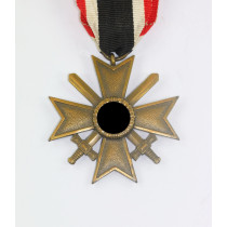 Kriegsverdienstkreuz 2. Klasse mit Schwertern, ohne Hersteller (Buntmetall)