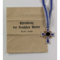 Mutterkreuz in Bronze (3. Stufe), in Verleihungstüte Gebr. Lange Lüdenscheid 