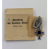 Mutterkreuz in Bronze, in Verleihungstüte F.W. Assmann & Söhne Lüdenscheid
