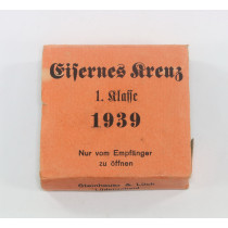 Oranger Umkarton Eisernes Kreuz 1. Klasse 1939, Steinhauer & Lück Lüdenscheid - Nur vom Empfänger zu öffnen
