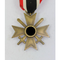 Kriegsverdienstkreuz 2. Klasse mit Schwertern, ohne Hersteller (Buntmetall)