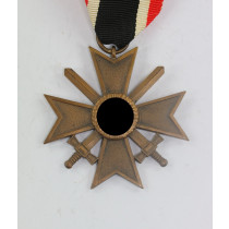 Kriegsverdienstkreuz 2. Klasse mit Schwertern, ohne Hersteller (Buntmetall)