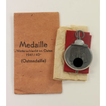 Ostmedaille, Hst. 13, in Verleihungstüte Gustav Brehmer, Markneukirchen i. Sa.