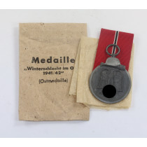 Ostmedaille, in Verleihungstüte Arbeitsgemeinschaft für Heeresbedarf in der Gravur- und Zselierinnung Berlin