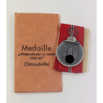 Ostmedaille, in Verleihungstüte Eugen Schmidthäußler Pfozheim