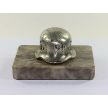 Stahlhelm auf Steinplatte
