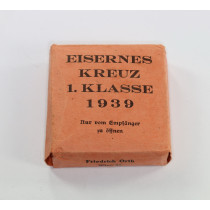 Umkarton Eisernes Kreuz 1. Klasse 1939, Friedrich Orth Wien 56