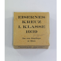 Umkarton Eisernes Kreuz 1. Klasse 1939, Mittweider Metallwarenfabrik Rudolf Wächtler & Lange Mittweda/Sa.- Nur vom Empfänger zu öffnen