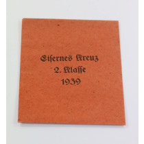 Verleihungstüte Eisernes Kreuz 2. Klasse 1939, Berg & Nolte A.G. Lüdenscheid, orange Tüte