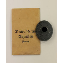 Verwundetenabzeichen in Schwarz 1939, Hst. 129 FK, Verleihungstüte Fritz Kohm, Pforzheim