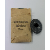 Verwundetenabzeichen in Schwarz 1939, Hst. 32, in Verleihungstüte W. Hobachter, Wien 107