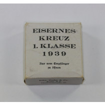 Weißer Umkarton Eisernes Kreuz 1. Klasse 1939, Gebr. Godet & Co. berlin W 8 Charlottenstraße 55