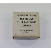 Weißer Umkarton Eisernes Kreuz 1. Klasse 1940 (!), Fehldruck (!), Gebr. Godet & Co. Berlin W 8 Charlottenstraße 55