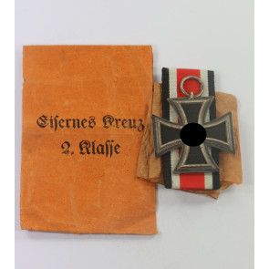 Eisernes Kreuz 2. Klasse 1939, Hst. 24, in kleiner (!), oranger (!) Verleihungstüte Arbeitsgemeinschaft der Hanauer Plakettenhersteller