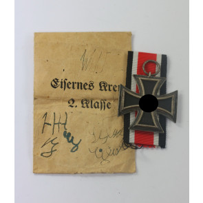 Eisernes Kreuz 2. Klasse 1939, Hst. 24, in kleiner Verleihungstüte, Arbeitsgemeinschaft der Hanauer Plakettenhersteller