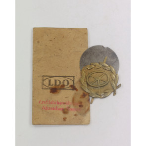 Kraftfahrerbewährungsabzeichen in Bronze, in LDO Verkaufstüte