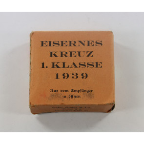  Oranger (!) Umkarton Eisernes Kreuz 1. Klasse 1939, Gebr. Godet & Co. Berlin W8 Charlottenstr. 55 (!)