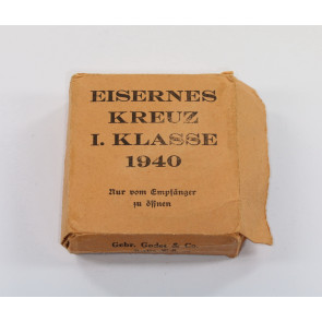 Oranger (!) Umkarton Eisernes Kreuz 1. Klasse 1940, Gebr. Godet & Co. Berlin (!)